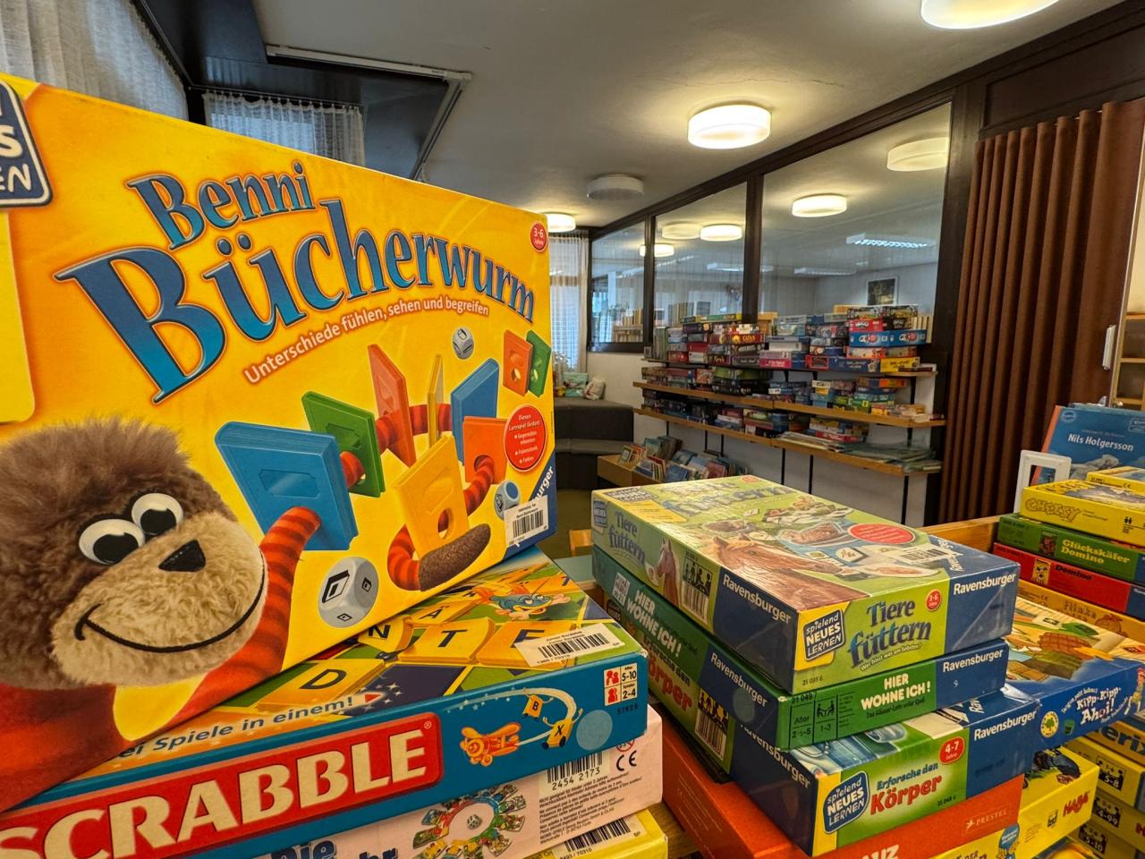 Buchregal mit Spielen